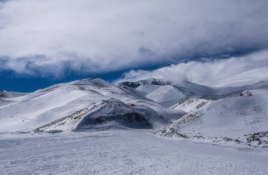 Şubat 2021 'de Erciyes Dağı' nın karla kaplı kış manzarası