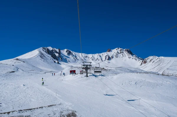 ERCIYES, TURKEY - Şubat 2021: Türkiye 'nin Kayseri kentindeki Erciyes Dağı kayak alanındaki kayak yamaçlarının ve sandalye asansörlerinin görüntüsü. Erciyes Dağı kayak sahası Türkiye 'nin en uzun yamaçlarından biridir