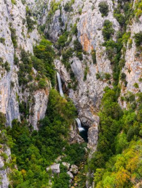 Velika Gubavica Şelalesi, Cetina Vadisi, Kanyon 'daki Cetina Nehri' nde. Ağustos 2020, hava aracı atışı.