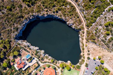 Zmajevo Oko ya da Rogoznica yakınlarındaki Ejderha Gözü Gölü. Hava aracı atışı, Eylül 2020