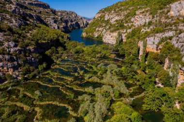 Krka Nehri Vadisi, Hırvatistan 'daki Krka Ulusal Parkı. Eylül 2020 'de hava aracı ateşlendi.