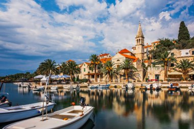 Splitska 'daki kilise, Hırvatistan' ın Brac adasının kuzeyindeki köy. Ağustos 2020