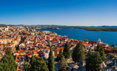 Hırvatistan 'ın eski Sibenik kasabasının panoramik manzarası. Eylül 2020