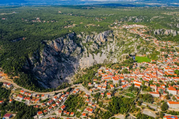 Blue Lake Croatian: Modro jezero veya Plavo jezero, Hırvatistan 'ın Imotski kenti yakınlarında yer alan bir karst gölüdür. Muhtemel devasa bir mağaranın çökmesiyle oluşmuş derin bir subatanda yatıyor. Hava aracı görüntüsü