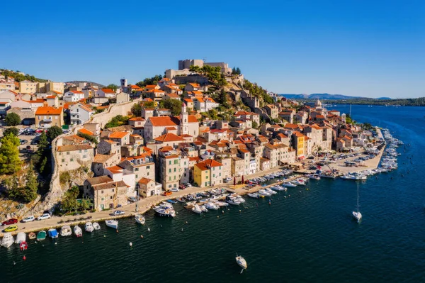 Akdeniz şehri Sibenik 'in panoraması ve St. James katedrali. Hırvatistan. Eylül 2020 'de hava aracı ateşlendi.