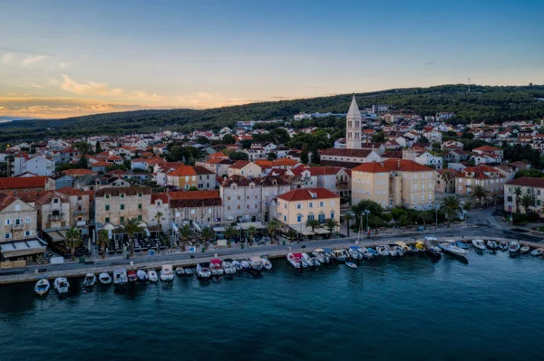Vista pitoresca cênica sobre Supetar na ilha Brac, Croácia. Vista aérea de drones em agosto de 2020 — Fotografia de Stock
