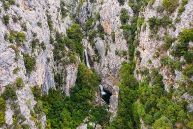 Velika Gubavica Şelalesi, Cetina Vadisi, Kanyon 'daki Cetina Nehri' nde. Ağustos 2020, hava aracı atışı.