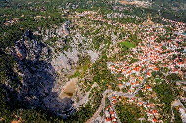 Blue Lake Croatian: Modro jezero veya Plavo jezero, Hırvatistan 'ın Imotski kenti yakınlarında yer alan bir karst gölüdür. Muhtemel devasa bir mağaranın çökmesiyle oluşmuş derin bir subatanda yatıyor. Hava aracı görüntüsü