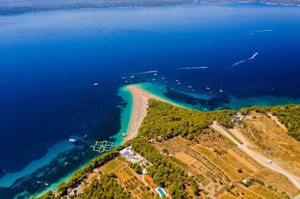 Capa dourada - Rato Zlatni na ilha Brac, Croácia vista aérea em agosto 2020 — Fotografia de Stock