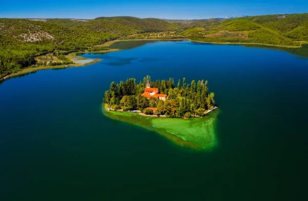 Visovac, christliches Kloster, Kroatien. Kleine Insel am Fluss Krk im Nationalpark Krk. Luftdrohne im September 2020 abgeschossen — Stockfoto