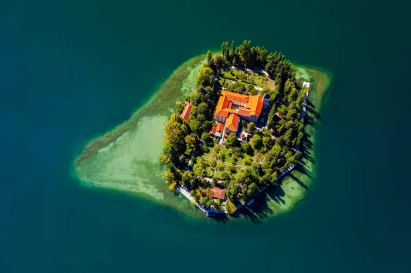 Visovac, monasterio cristiano, Croacia. Pequeña isla en el río Krk en el Parque Nacional Krk. Disparo aéreo de drones en septiembre de 2020 — Foto de Stock