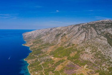Bolon Brac Adası panoramik hava manzaralı, Dalmaçya, Hırvatistan. Ağustos 2020.