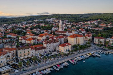 Hırvatistan 'ın Brac adasındaki Supetar' ın manzarası. Ağustos 2020 'de hava aracı görüntüsü