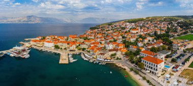Hırvatistan 'ın Brac adasındaki Postira köyünde hava panoramik insansız hava aracı görüntüsü. Ağustos 2020