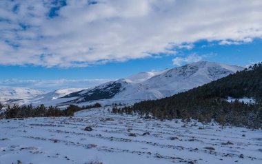 Palandoken, Erzurum, Türkiye - Salıncak yakınlarında dağ kayağı ve snowboard sporu ve polat otelleri. Ocak 2021