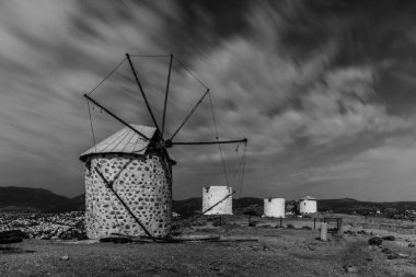 Bodrum, Türkiye 'de geleneksel yel değirmeni. Uzun pozlama fotoğrafı, Ekim 2020. Siyah beyaz resim