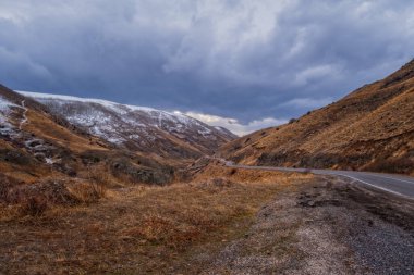 Erzurum 'un Narman Vadisi' nin yol ve kayalarının manzarası. Ocak 2021