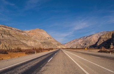 Balikli, Erzurum Artvin Yolu, Türkiye. Ocak 2021 'de kayalıklı ya da dağlı yol
