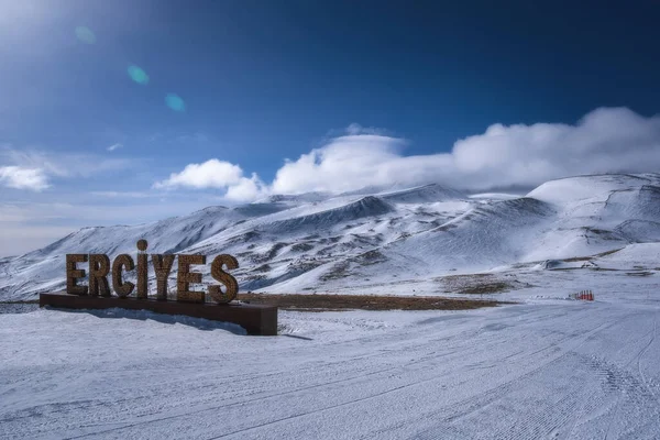 Kayseri Türkiye - Şubat 2021: Kayak yamacında kayak yapan insanlar. Kayseri ve Erciyes 'in Panoramik görünümü, Türkiye.