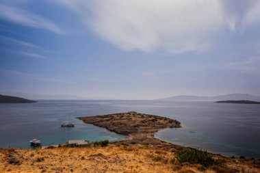 Bodrum, Türkiye - Ekim 2020: Bodrum kıyısından görüntü. Bodrum, Türkiye 'nin Ege Denizi, Türk Rivierası yakınlarındaki en popüler yaz merkezlerinden biri. Uzun pozlama resmi