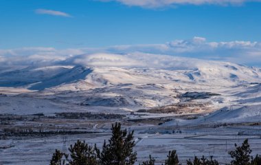 Palandoken dağ kayak merkezinden Erzurum 'un panoramik manzarası. Türkiye, Ocak 2021