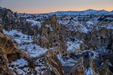 Kapadokya, Anadolu, Türkiye. Gün batımında Goreme Ulusal Parkı 'nda açık hava müzesi. Şubat 2021