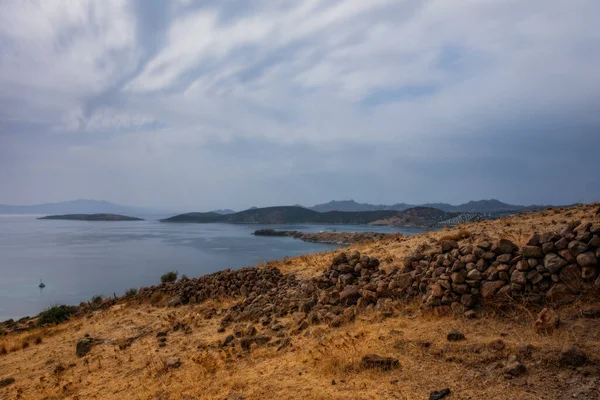 Bodrum, Turquía - octubre 2020: Vista desde la costa de Bodrum. Bodrum es uno de los destinos de verano más populares en Turquía, situado junto al mar Egeo, Riviera turca. Imagen de larga exposición — Foto de Stock