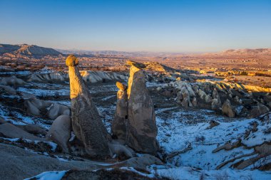Three Graces veya Uc Guzeller olabilir. Kapadokya 'nın peri bacaları. Şekilli kayalar. Doğal kaya oyuğu. Jeolojik yapılar. Eski uygarlık. Urgup - Goreme bölgesi. Nevsehir, Türkiye. Şubat 2021