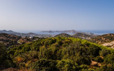 Yalikavak kasabası yakınlarındaki panoramik manzara. Bodrum, Türkiye, Ege Körfezi, Ekim 2020