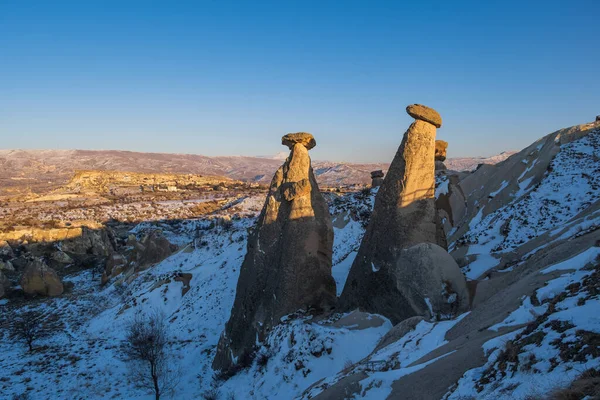 Три Грации Guzeller Камни Сказочные Трубы Каппадокии Формированные Камни Натуральная — стоковое фото