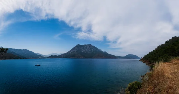 船や大きな山と穏やかな海 アドラサン アンタルヤ トルコ 2021年5月 パノラマ写真 — ストック写真