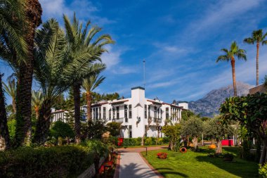 Kemer, ANTALYA, TURKEY- Mayıs 2021: Otel Pirate 's Beach Club' ta palmiye ve çiçekler. Türkiye, Kemer, Tekirova