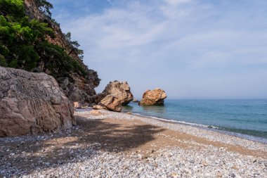 Beldibi 'deki sahil ve kayalıklar. Türkiye, Kemer bölgesi, Mayıs 2021