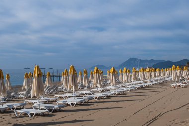 Tekirova, Türkiye - Mayıs 2021: Gündoğumunda Tekirova 'da Türk Rivierası plajı. Tekirova, Türkiye 'nin Akdeniz kıyısında Antalya iline bağlı bir beldedir.