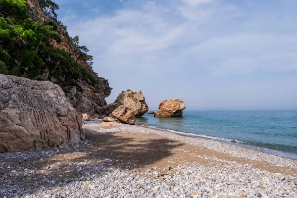 Beldibi 'deki sahil ve kayalıklar. Türkiye, Kemer bölgesi, Mayıs 2021