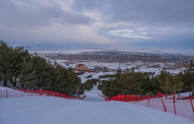Palandoken, Erzurum, Türkiye - Salıncak yakınlarında dağ kayağı ve snowboard sporu ve polat otelleri. Ocak 2021