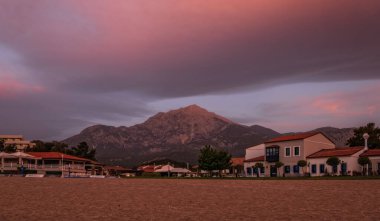 Türk Rivierası, Tekirova sahilinde güzel bir gün doğumu. Olympmpos Dağı 'nın manzarası. Mayıs 2021