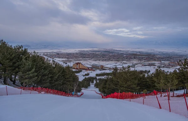 Паландокен, Ерзурум, Туреччина - гірські лижі і сноубординг поблизу метушливих і полат готелів. Січень 2021 — стокове фото