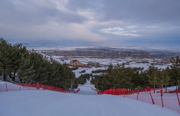 Palandoken, Erzurum, Türkiye - Salıncak yakınlarında dağ kayağı ve snowboard sporu ve polat otelleri. Ocak 2021
