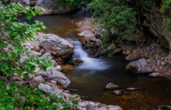 Cascada sin nombre en la región de Ulupinar cerca de la montaña chimaera. Kemer, Antalya, Turquía. Imagen de larga exposición tomada en mayo de 2021 — Foto de Stock