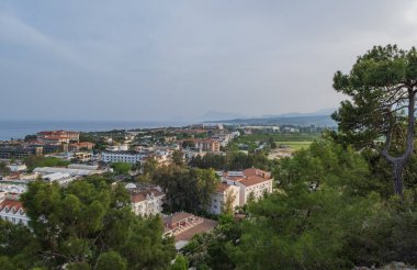 KEMER, TURKEY - MAYIS 2021: Türkiye 'deki Kemer tatil beldesinin sokakları ve binaları. Küçük Asya