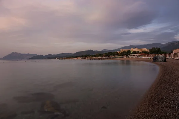 Vista Sobre Rocas Horizonte Desde Playa Vacía Con Sombrillas Cerca — Foto de Stock