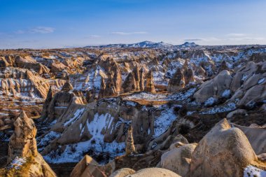 Goreme Ulusal Parkı 'ndaki volkanik mağara şehri. Kapapdokya, Türkiye. Şubat 2021 'de panoramik görünüm
