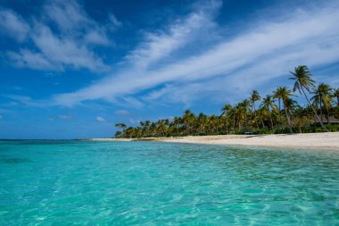 Maldivler Kavşağı 'ndaki el değmemiş tropikal plajlar. Temmuz 2021. Sudan görünüm