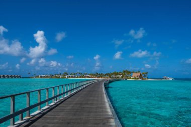 Güzel Maldivler Denizi 'nin üzerindeki tahta köprü ya da mavi gökyüzü olan okyanus. Maldivler Kavşağı, Temmuz 2021