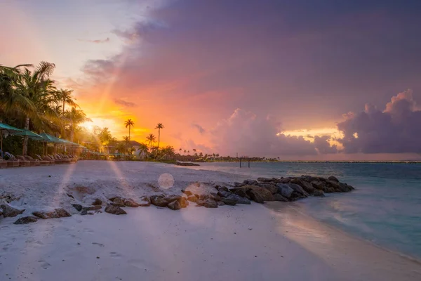 Dramática puesta de sol sobre el Océano Índico en Crossroads Maldives resort, con nubes cumulonimbus y silueta de palmeras. Julio de 2021 — Foto de Stock