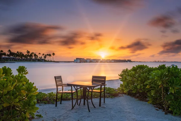 Restaurante al aire libre con vistas al océano y hermoso cielo al amanecer. Encrucijada Maldivas, laguna saii. Imagen de larga exposición. Julio de 2021 — Foto de Stock