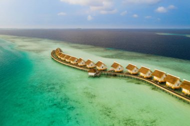 Şafakta Maldivler Adası 'nda inanılmaz kuş gözleri var. Eh' mafushi kavşağında maldivler var. Hava aracı atışı. Saii lagünü ve Hard Rock Oteli. Temmuz 2021