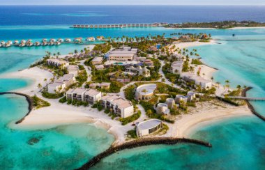 Şafakta Maldivler Adası 'nda inanılmaz kuş gözleri var. Eh' mafushi kavşağında maldivler var. Hava aracı atışı. Hard Rock Oteli. Temmuz 2021