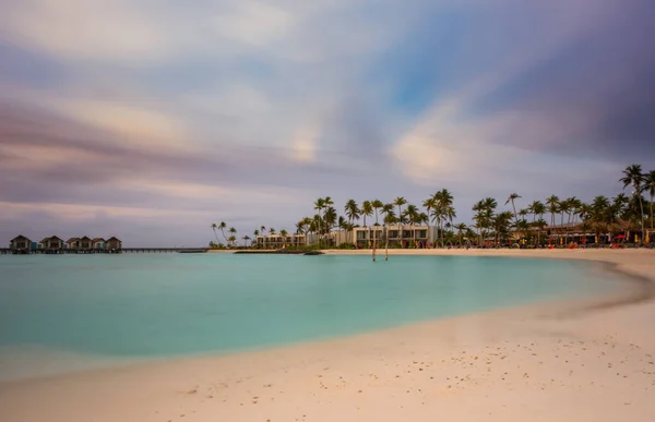 Hermoso Amanecer Vivo Sobre Playa Con Las Villas Océano Índico — Foto de Stock
